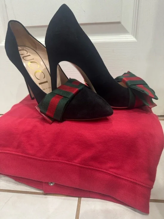 Gucci Black Suede Pointed-Toe Pumps with Signature Red & Green Bow - Picture 3 of 9